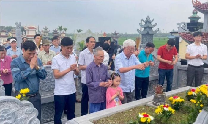 Trang phục gọn gàng và thái độ nghiêm túc là yêu cầu cần thiết khi thực hiện đọc văn khấn.