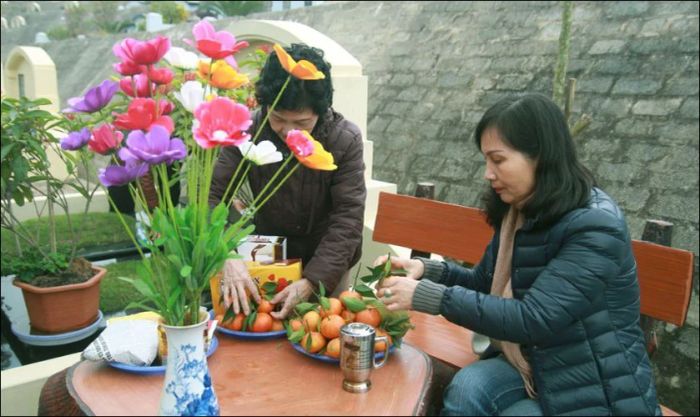 Bày trí mâm cúng phải ngăn nắp, đảm bảo các lễ chay và mặn được tách biệt rõ ràng.