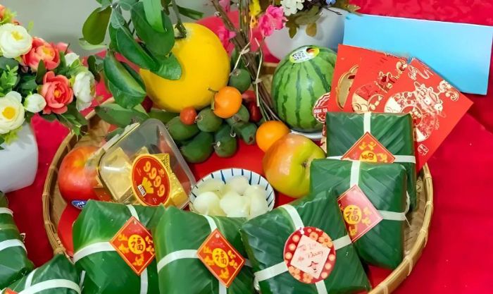 Trang trí mâm bánh chưng ngày Tết với các loại trái cây tươi ngon sẽ là một điểm nhấn tuyệt vời. Kết hợp các loại trái cây như dưa hấu, bưởi, quýt hay chuối xanh không chỉ làm mâm bánh thêm hấp dẫn mà còn mang lại sự may mắn, tài lộc cho gia đình trong năm mới.