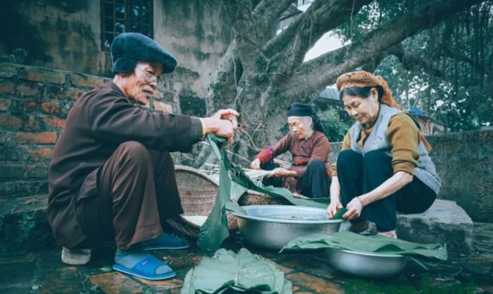 Cẩn thận chọn lựa và làm sạch từng phiến lá dong để đảm bảo bánh chưng sẽ thơm ngon và hoàn hảo.