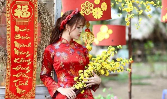 Cách tạo dáng chụp hình áo dài với câu đối