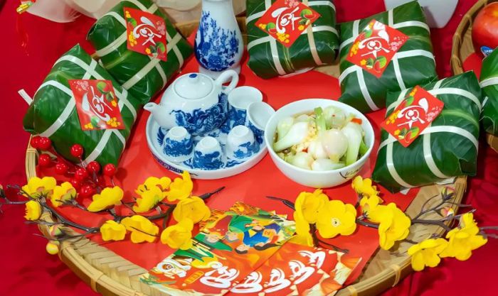 Trang trí mâm bánh chưng ngày Tết với giấy đỏ là một cách tạo điểm nhấn bắt mắt. Bạn có thể sử dụng giấy đỏ lót dưới bánh chưng hoặc cắt giấy thành những hình ảnh truyền thống, sau đó thêm hoa mai, hoa đào hoặc hình đồng tiền lên mâm. Đây là cách làm cho mâm bánh trở nên đẹp mắt và thêm phần ý nghĩa ngày Tết.