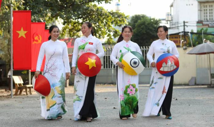 Cách tạo dáng chụp ảnh áo dài Tết kết hợp với nón lá