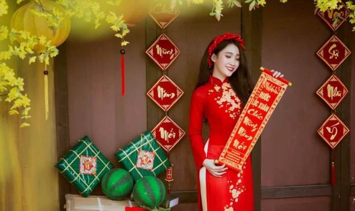 Tạo dáng chụp ảnh áo dài với background Tết