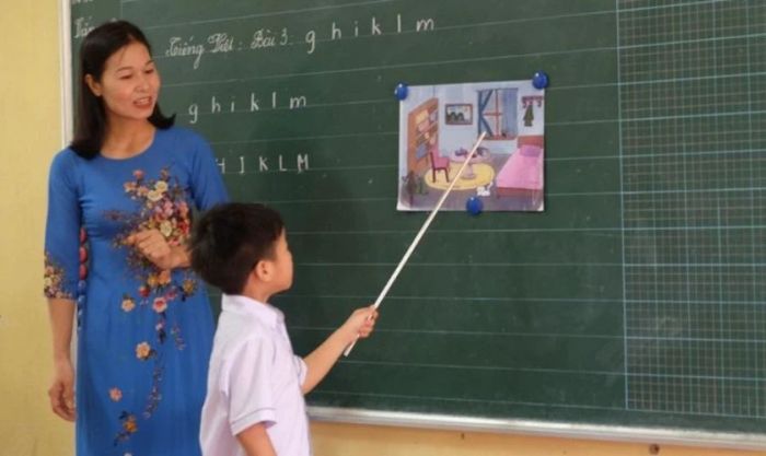 Lời chúc Tết mùng 3 dành cho thầy cô không cần phải quá hoa mỹ, nhưng nó chứa đựng tình cảm chân thành mà học trò dành tặng, chắc chắn sẽ khiến thầy cô cảm động và thêm động lực để tiếp tục con đường giảng dạy.