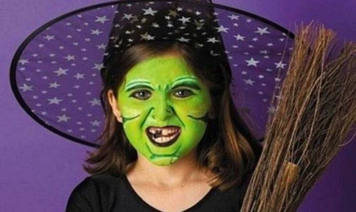 Hóa trang Halloween cho bé gái thành phù thủy răng sún ngộ nghĩnh