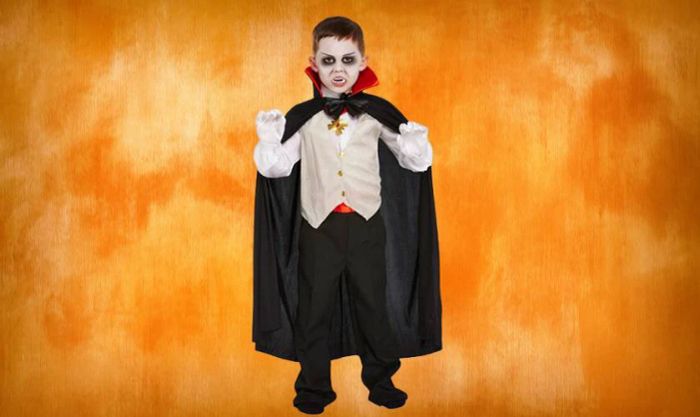 Hóa trang Halloween thành ma cà rồng ấn tượng