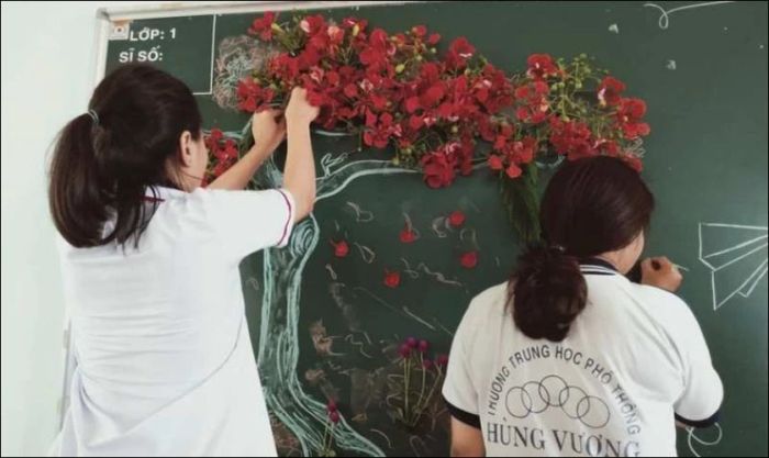 Việc thêm tranh vẽ tay vào trang trí sẽ làm bảng thêm phần nổi bật và sinh động.
