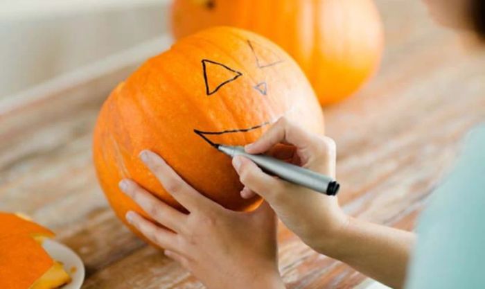 Hướng dẫn cách làm lồng đèn bí ngô cho dịp Halloween.