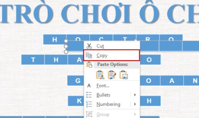 Để tránh người chơi nhìn thấy đáp án ngay từ đầu, bạn cần ẩn các ô chữ đi