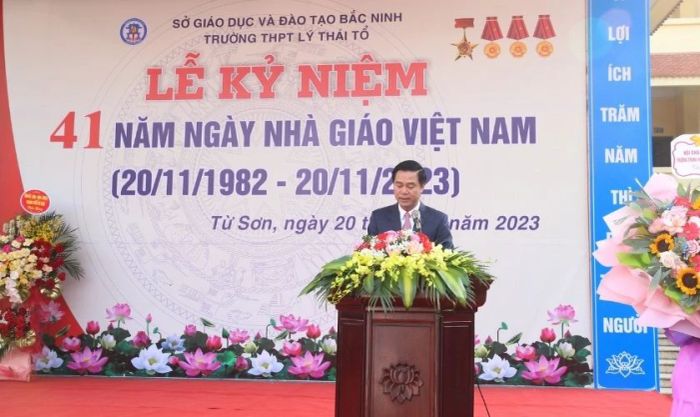 Đại biểu cấp trên phát biểu, đại diện chính quyền tại buổi lễ kỷ niệm ngày 20/11.