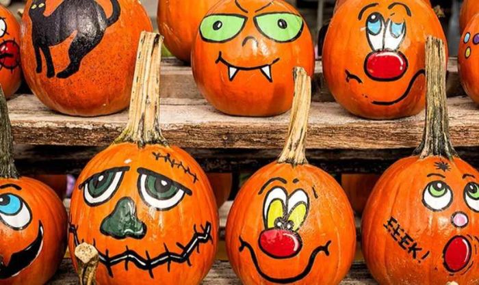Những quả bí ngô Halloween được trang trí với nhiều kiểu dáng độc đáo.