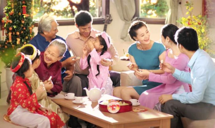 Khoảnh khắc gia đình sum vầy chúc Tết nhau vào ngày mùng 3, tràn ngập niềm vui và yêu thương.
