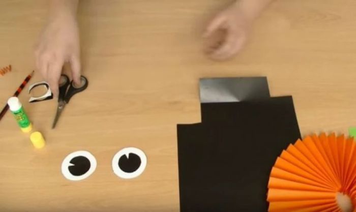 Tạo mắt hình tròn cho mặt bí ngô Halloween