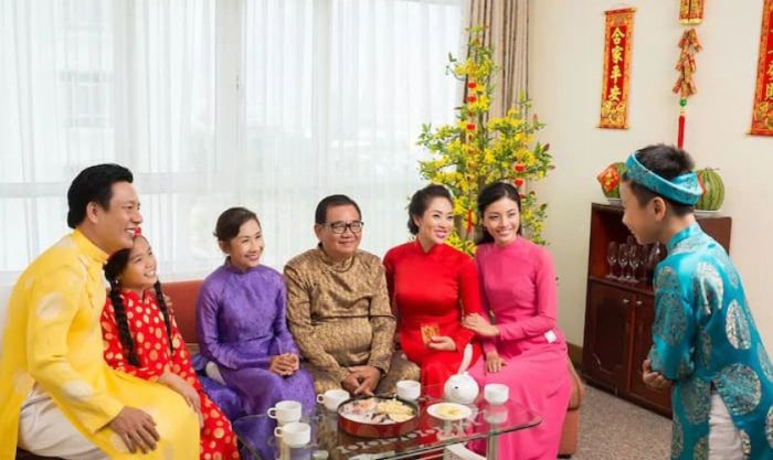 Bé chúc Tết gia đình vào ngày mùng 3, mang lại sự ngây thơ và tình cảm ấm áp trong mỗi lời chúc.