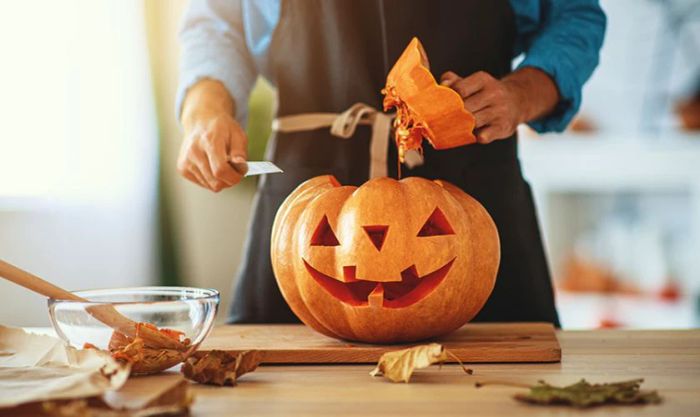 Khắc và tỉa quả bí ngô cho Halloween.