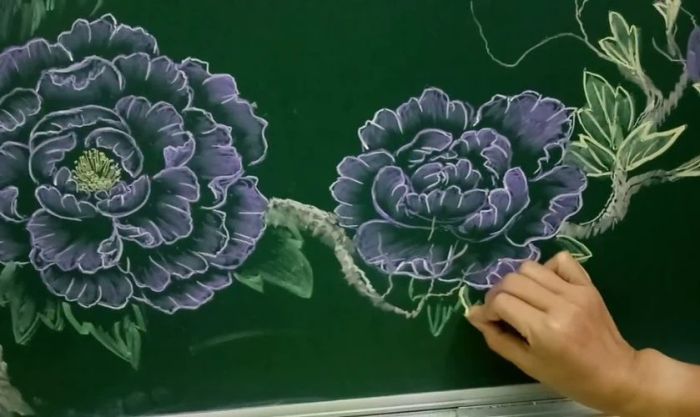 Vẽ hoa trang trí cho bảng vào ngày 19/11