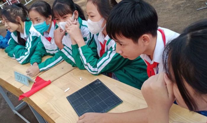 Trò chơi này không chỉ vui nhộn mà còn là cơ hội để các học sinh thể hiện sự sáng tạo và sự hiểu biết của mình về những kỷ niệm gắn liền với thầy cô và mái trường thân yêu.