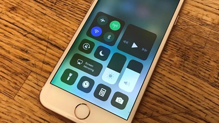Hướng dẫn bật Control Center trên iPhone - Bước 1