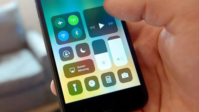 Hướng dẫn bật Control Center trên iPhone - Bước 2