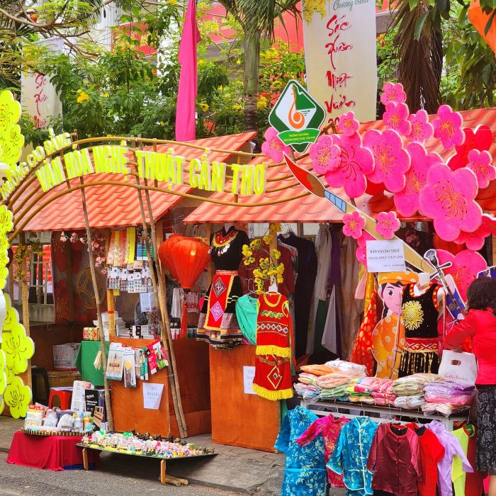 Calligraphy Street (Source: Trần Thị Hồng Nguyên) Image 3