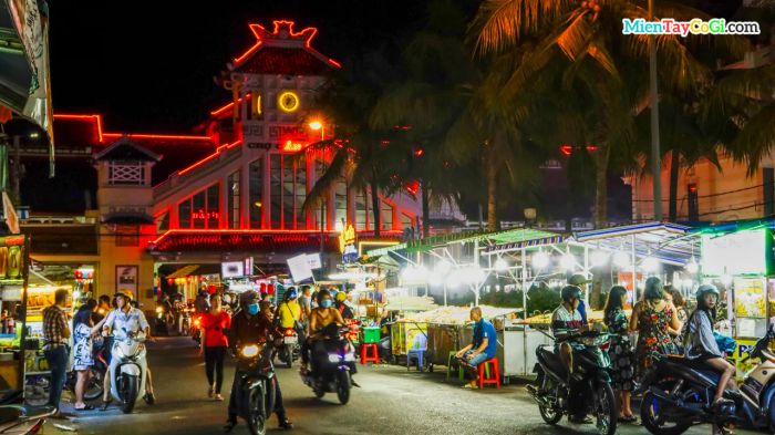 Ninh Kieu Night Market Image 1