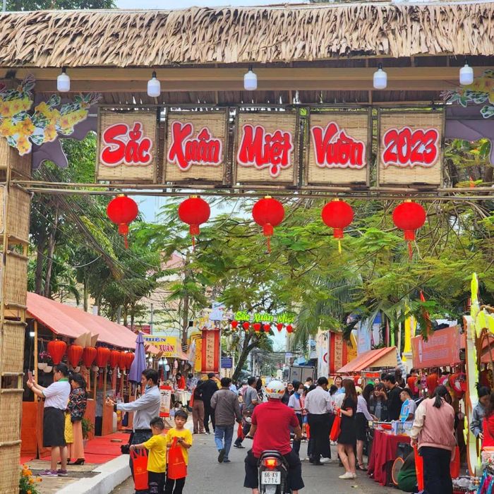 Calligraphy Street (Source: Trần Thị Hồng Nguyên) Image 1