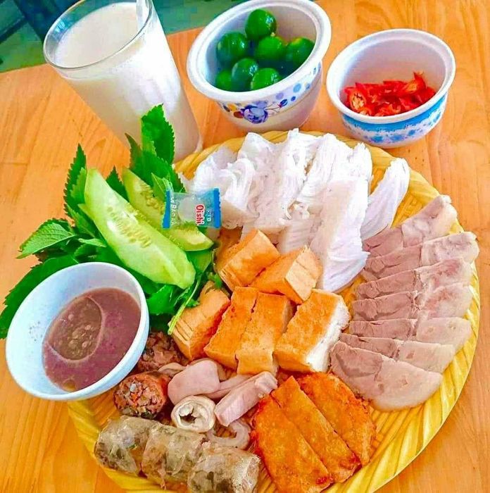 Bún Đậu Dân Bùi - Image 1, showcasing the vibrant atmosphere of this popular restaurant that is loved for its exquisite Vietnamese flavors.
