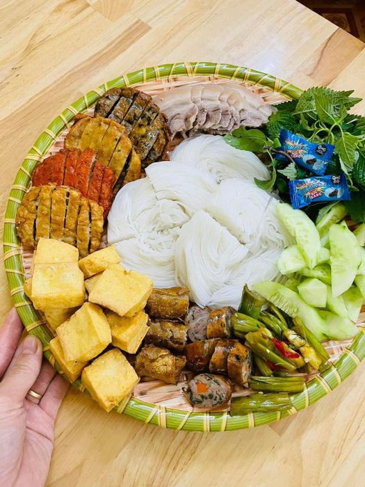 Bún Đậu Mẹt 1950 Vinh - Photo 2, capturing another view of this iconic spot where the atmosphere enhances the enjoyment of every meal.