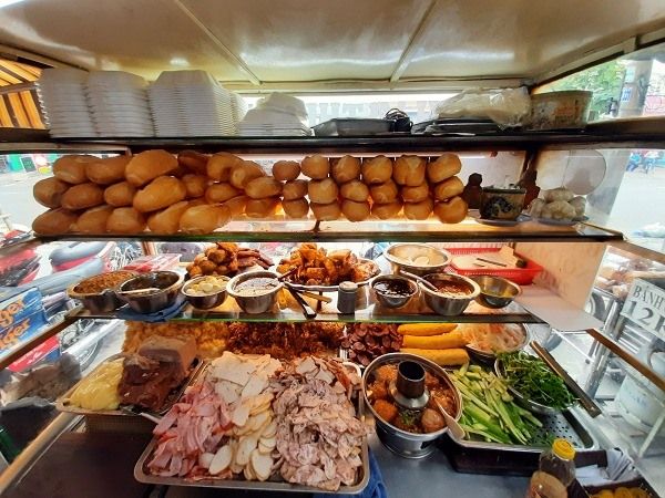 An image of Bánh Mì Thư Sài Gòn, showcasing its delicious sandwiches and inviting atmosphere.
