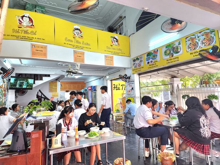 Here is a photo of Hủ Tiếu Cá chế Khiếm, showcasing the vibrant and appealing dish at the restaurant.