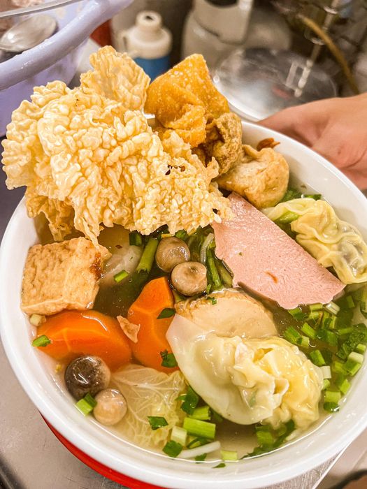 Here is another view of Hủ Tiếu Mì A Keeng, showcasing its delicious appeal in a different setting.