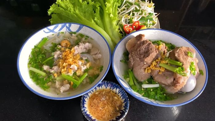 Another image of Hủ Tiếu Cá chế Khiếm, highlighting the delicious and fresh ingredients that make the dish irresistible.