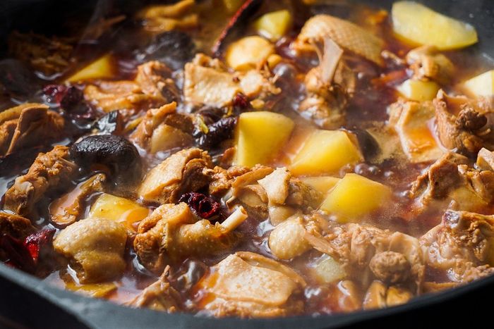 The duck meat has become golden and glistening, blending beautifully with the delicate taste of beer, as shown in the image.