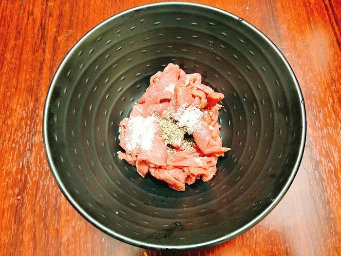 Clean the beef, slice it thinly, and marinate with seasonings.
