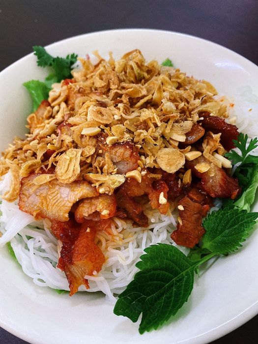 Xoi Xeo Chicken and Mushroom - Chi Doan Photo 1