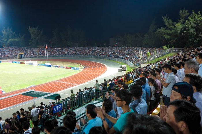The Can Tho fans packed the stadium to witness the U23 Vietnam team playing here, as shown in image 2.