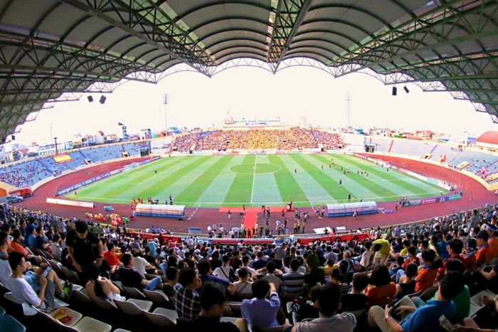 Thien Truong Stadium has a seating capacity of up to 30,000, as shown in image 1.