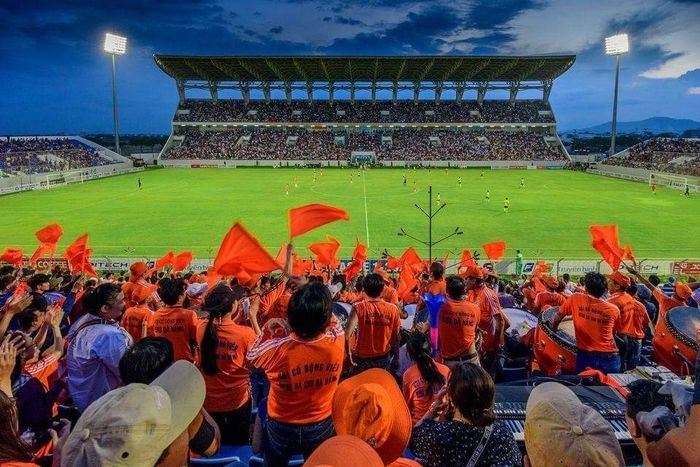 The passionate fans of Da Nang cheer enthusiastically from the stands. Image 2