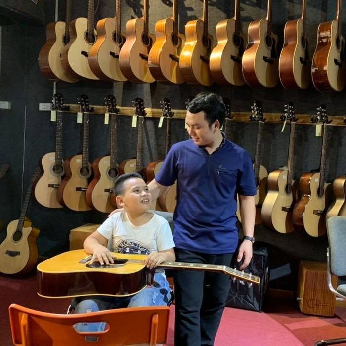 Van Anh Guitar Class Image 1