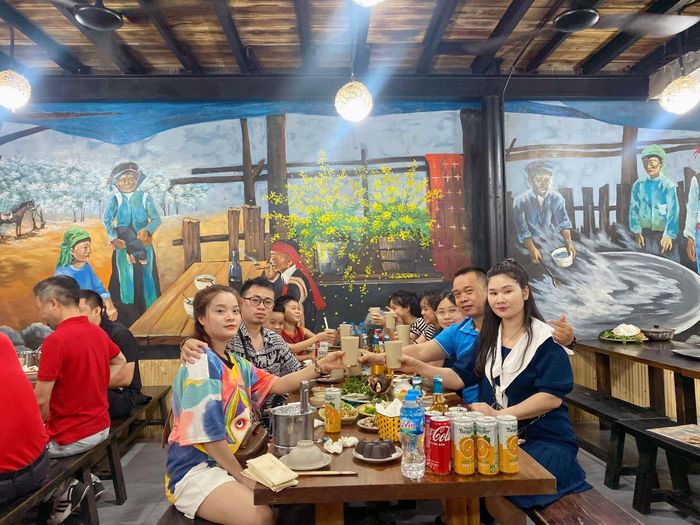 Pao Quán image 1 illustrates the inviting and picturesque ambiance of this popular dining spot. The photo captures the essence of the restaurant’s peaceful environment, making it a perfect place for those seeking a tranquil dining experience.