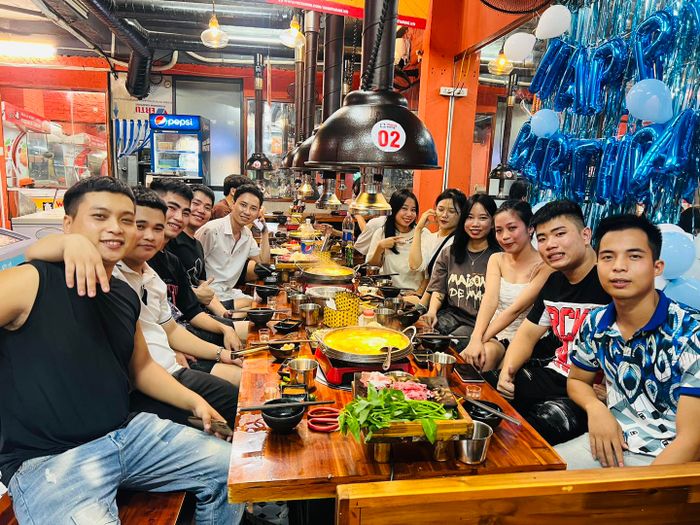 Pao Wang Hồ Văn Quán Image 1 highlights the vibrant atmosphere and inviting space of this renowned restaurant. The photo perfectly captures the warm and luxurious dining environment that Wang Wang is known for.