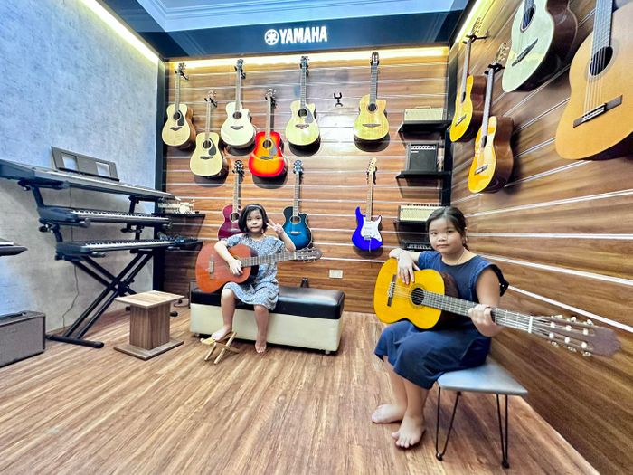 Van Anh Guitar Class Image 2
