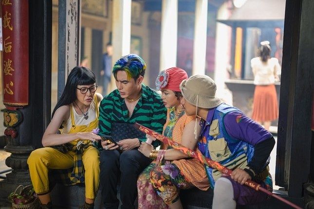 'Bộ tứ' gồm Kiều, cậu Mười Một, dì Bốn và Chét-Xi-Cà không ngừng can thiệp, tạo ra vô số tình huống dở khóc dở cười.
