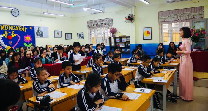 Long Biên Primary School image 2