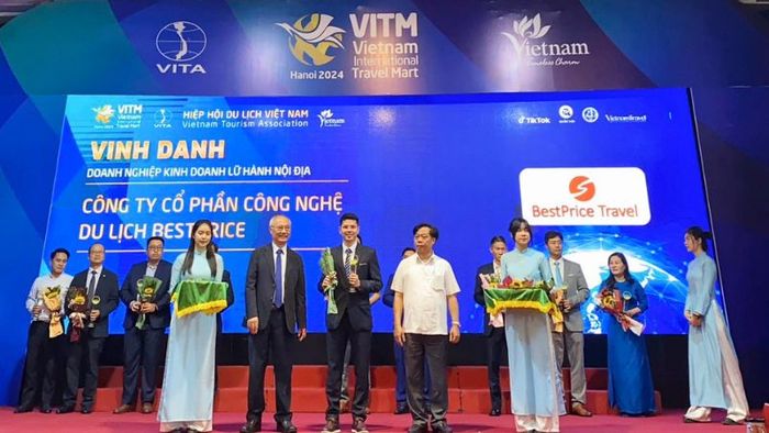 Mytour Travel representative receives the award for Leading Domestic Travel Agency in Vietnam