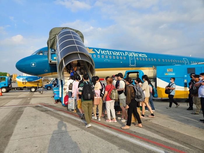 Domestic flight tickets for the 30/4 - 1/5 holiday season are running out quickly on routes like Hanoi, Ho Chi Minh City, and Da Nang.