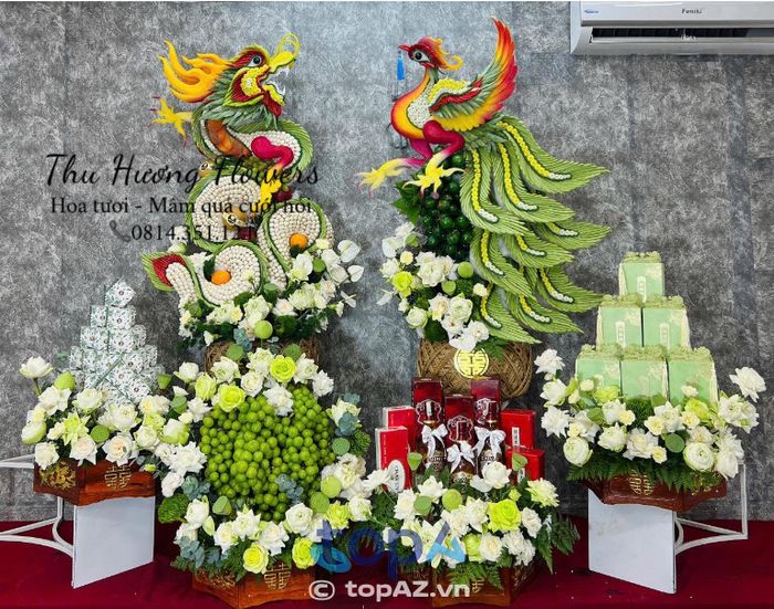 Hoa tươi và mâm quả cưới hỏi của Thu Hương Flowers mang đến sự tươi mới và sang trọng cho ngày trọng đại của bạn. Chúng tôi luôn cam kết cung cấp các sản phẩm hoa tươi chất lượng cao, đáp ứng mọi nhu cầu về mâm quả cưới hỏi, từ rồng phụng đến các mẫu hoa trang trí đa dạng.