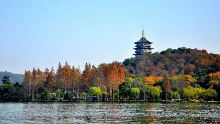 The Lôi Phong Pagoda stands at a height of 60 meters.