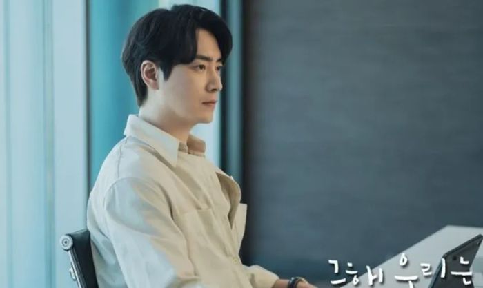 Mùa Hè Yêu Dấu Của Chúng Ta - Our Beloved Summer (2023) là bộ phim lãng mạn đầy cảm xúc, kể về mối quan hệ giữa Choi Woong (Choi Woo-shik) và Kook Yeon-soo (Kim Da-mi), hai người yêu cũ với quyết tâm không bao giờ gặp lại nhau. Tuy nhiên, cuộc sống đưa đẩy khi bộ phim tài liệu mà họ từng tham gia hồi trung học bất ngờ nổi tiếng sau 10 năm. Cả hai bị ép phải đối diện với quá khứ của mình một lần nữa, trong khi phải đối mặt với những cảm xúc còn lại giữa họ.